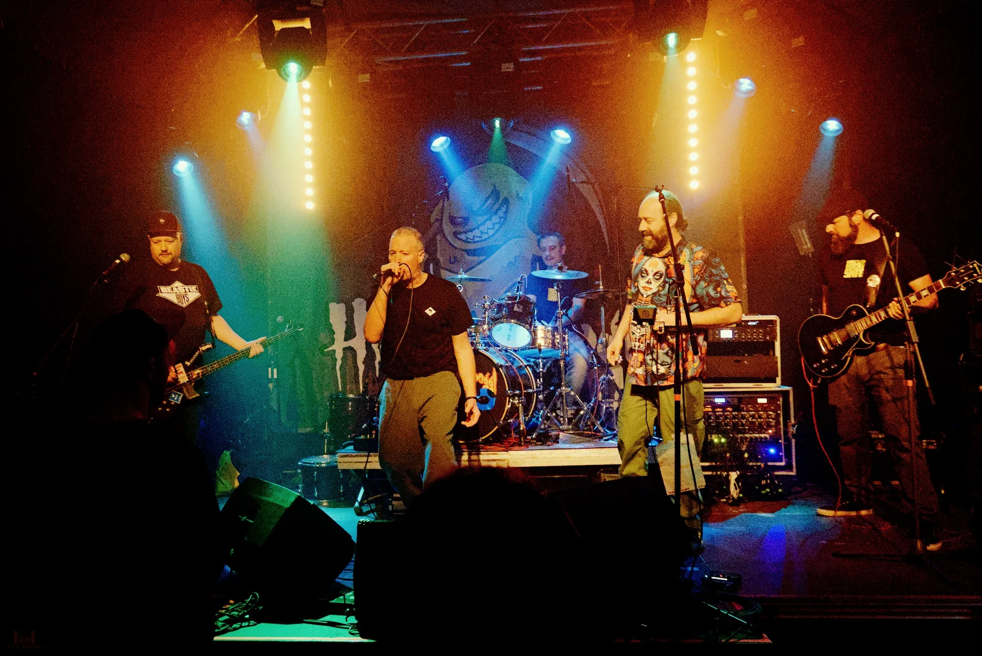 Rockoholic spielen im MieV Geislingen auf der Bühne