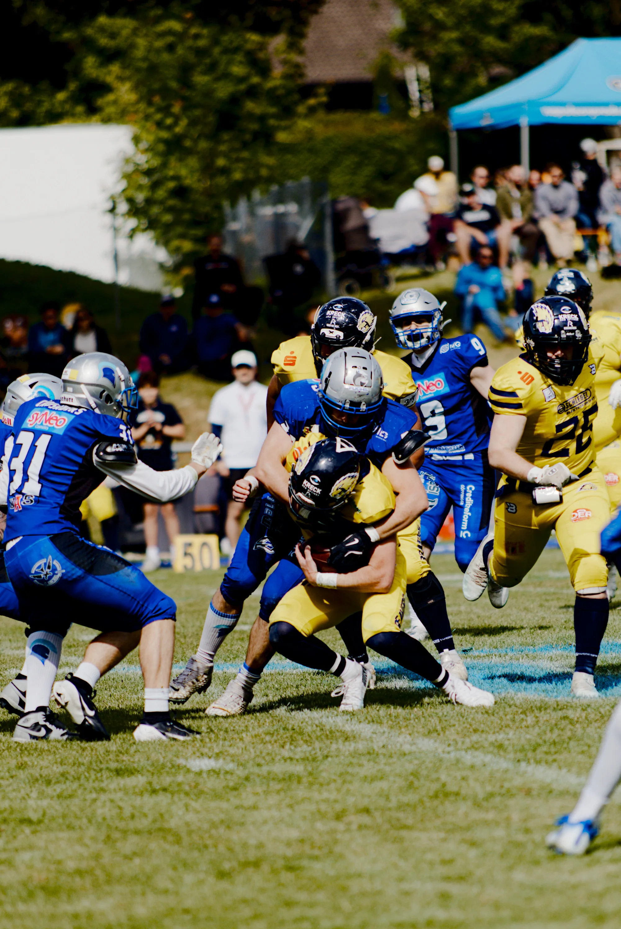 Dynamische Tackling-Szene zwischen Crusaders und Biberach Beavers