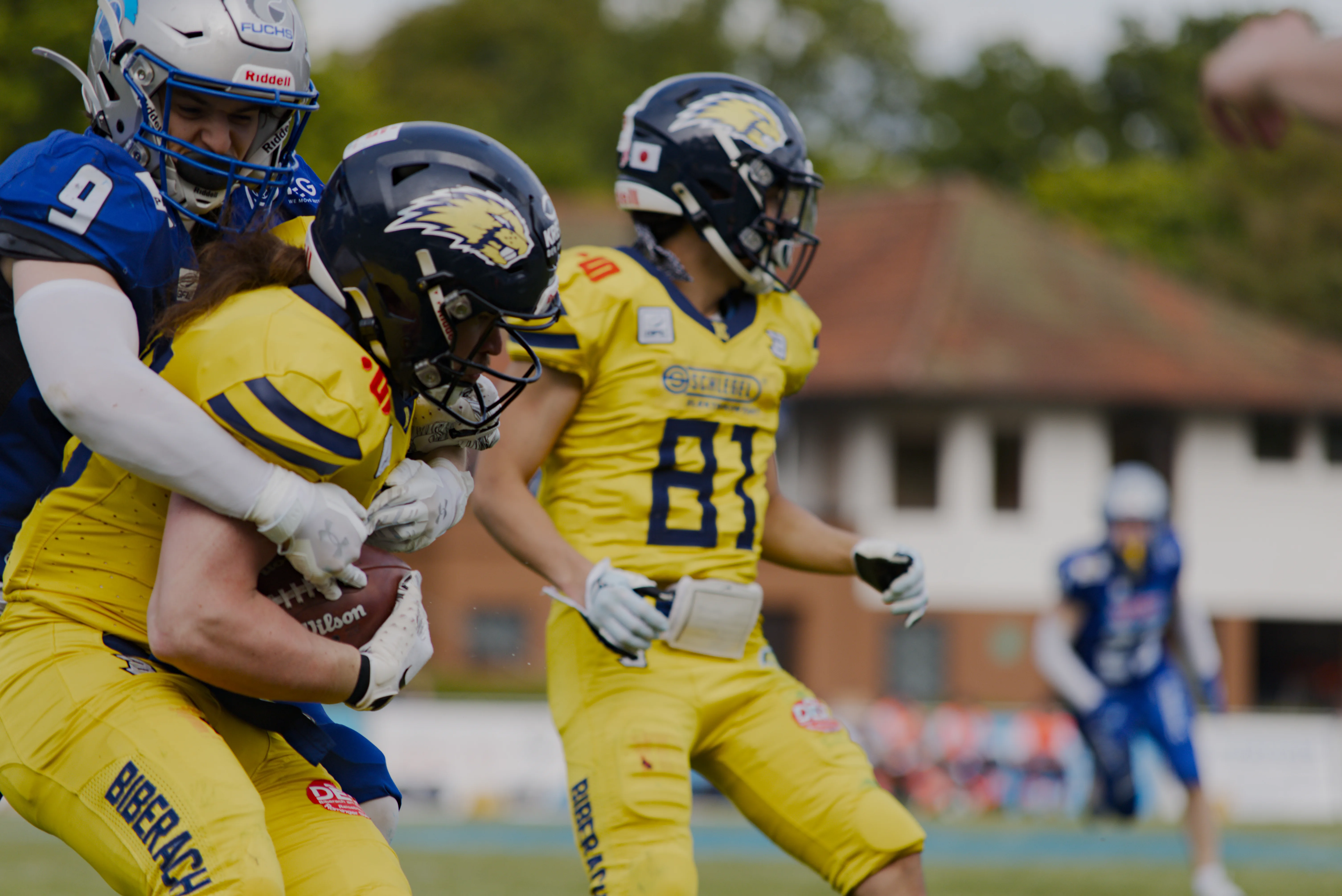 Nahaufnahme eines Tackles der Crusaders gegen einen Ballträger der Beavers