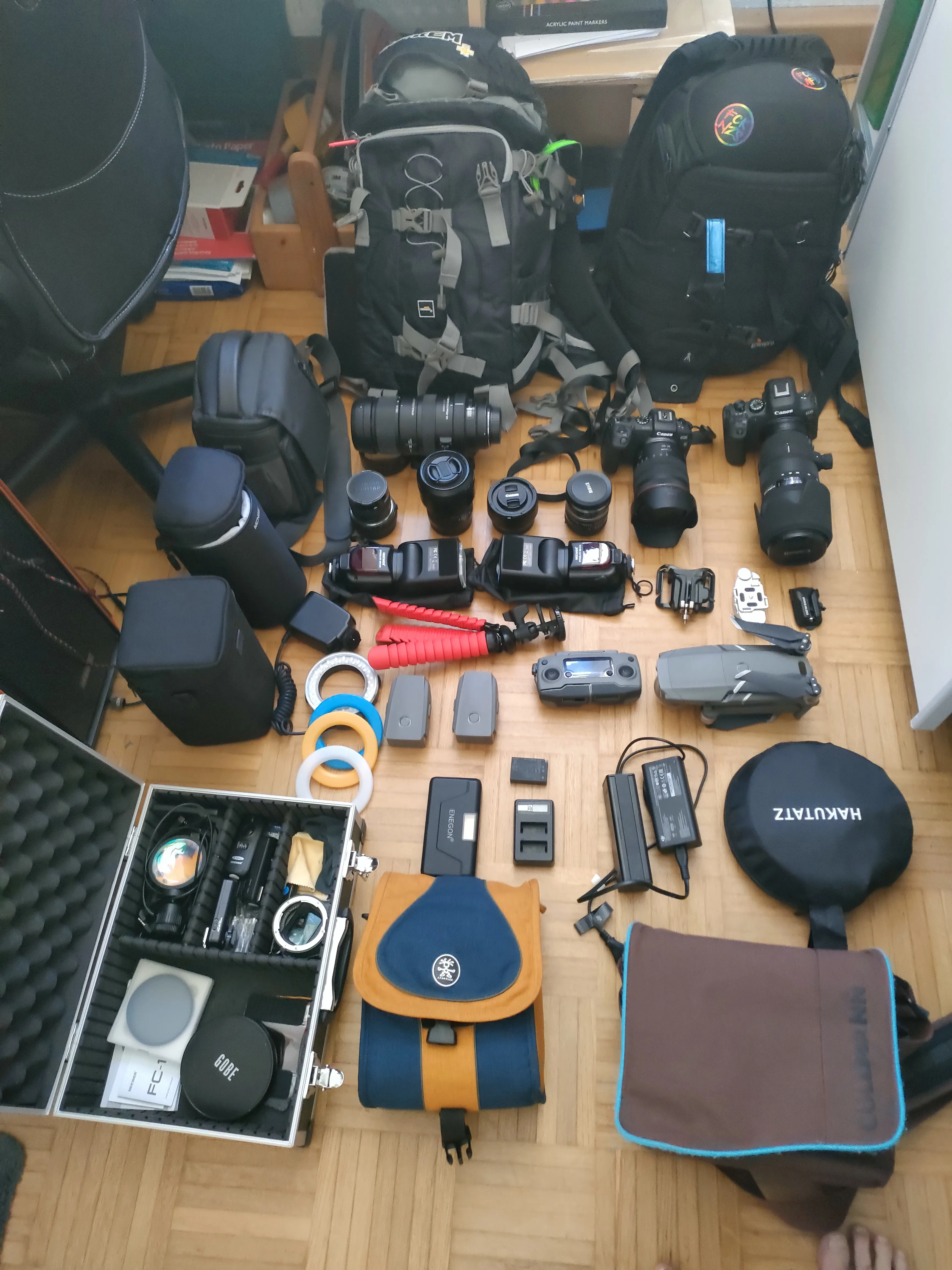 Ausgebreitete Kameraausrüstung vor dem Baxxter Boys Shooting