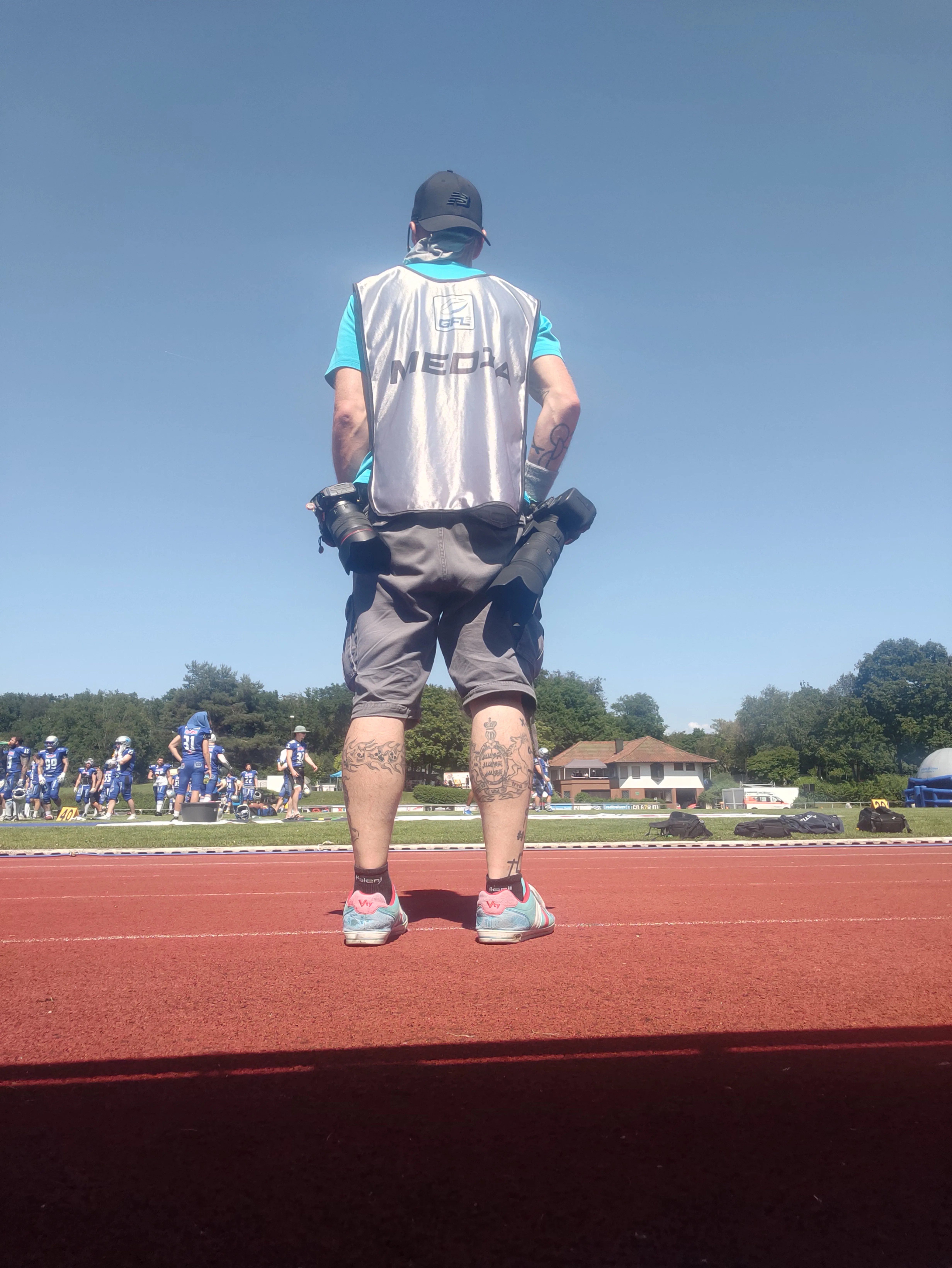 Kameraausrüstung mit Hüfthalterung am Gürtel vor dem Spiel