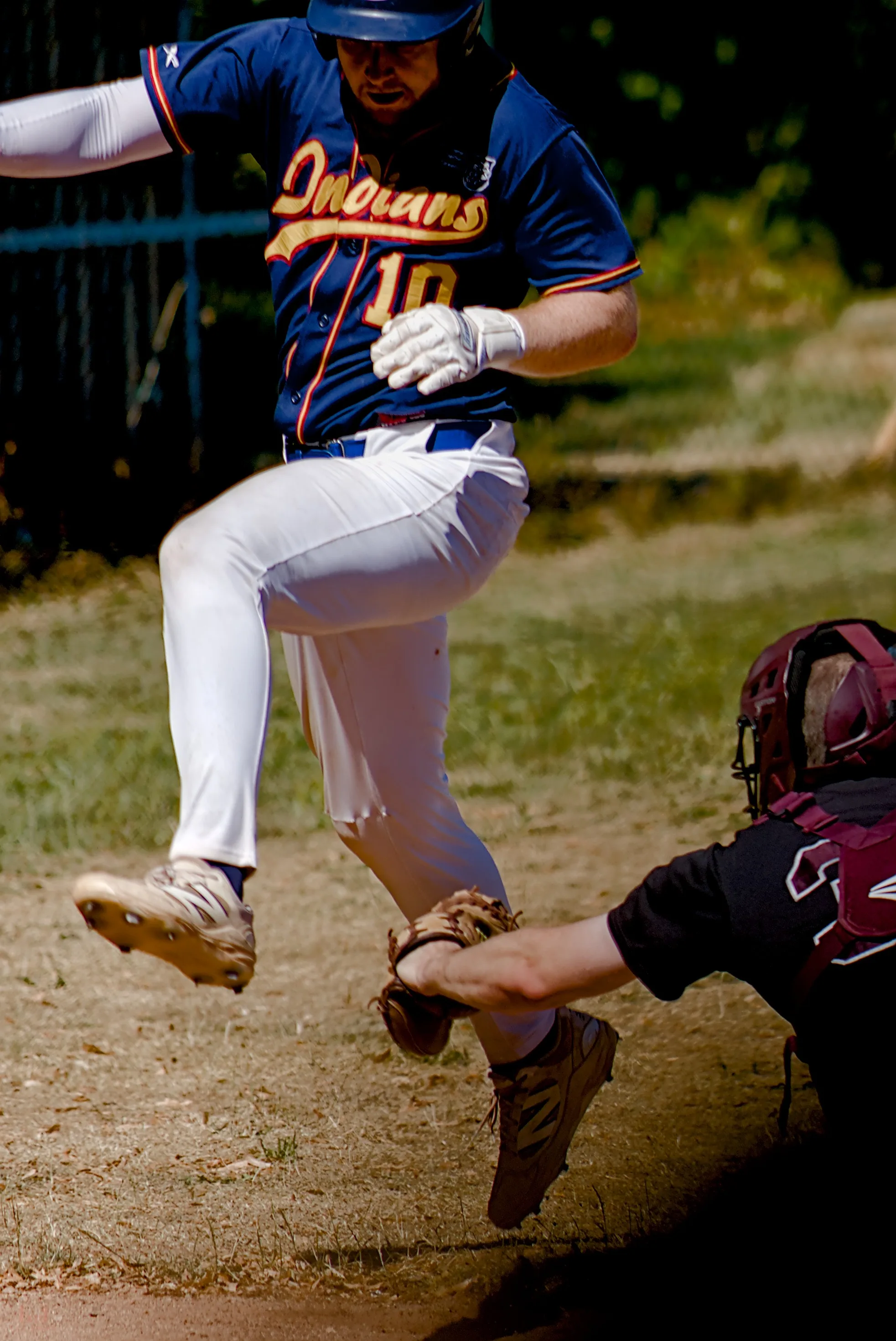 Baseballspieler stürmt direkt auf die Kamera zu – eines von acht Bildern aus der Situation